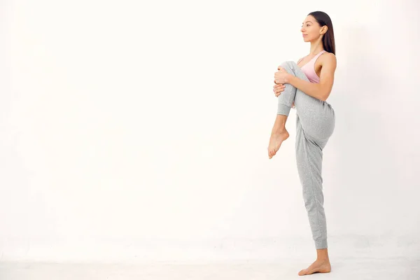 Une belle fille est engagée dans un studio de yoga — Photo