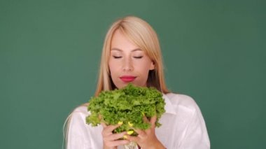 Yeşil marul kokan güzel sarışın kadın.