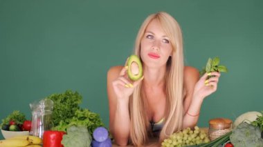 Avokado ve marul arasında seçim yapmaya çalışan kız