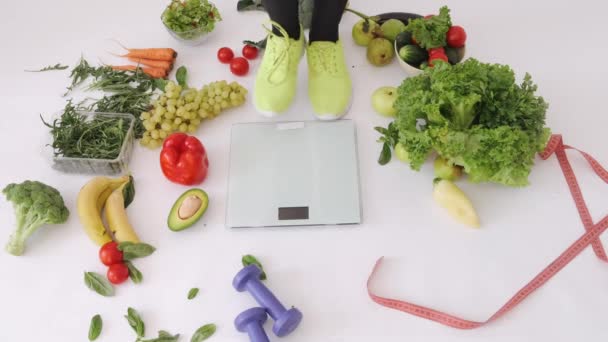 Mujer pies de pie en escamas en el suelo con verduras — Vídeo de stock