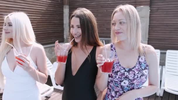 Prietenii fetelor se răcesc pe scaune de punte cu băuturi — Videoclip de stoc