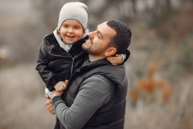 Babası ve küçük kızı bahar tarlasında oynuyorlar.