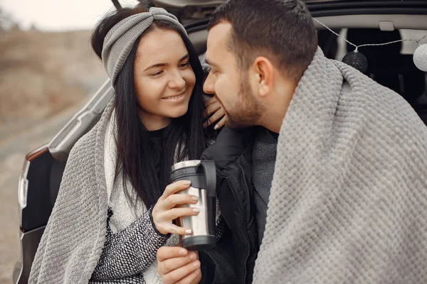 Hermosa pareja pasar tiempo en un campo de primavera — Foto de Stock