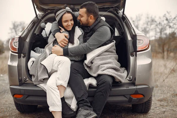 Belo casal passar o tempo em um campo de primavera — Fotografia de Stock