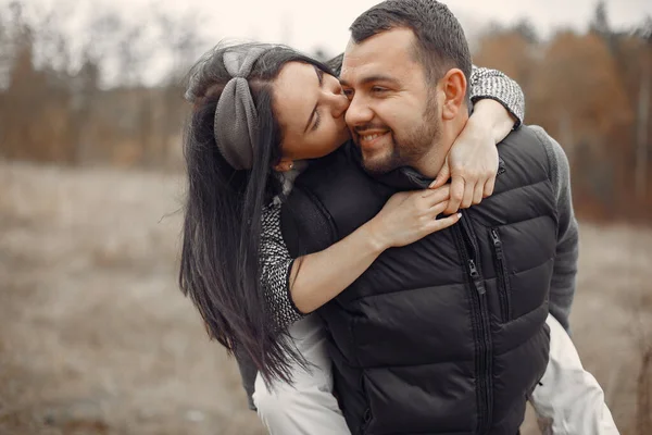 Belo casal passar o tempo em um campo de primavera — Fotografia de Stock