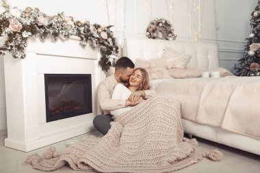 Zarif bir çift uzakta, evlerinde oturuyor.