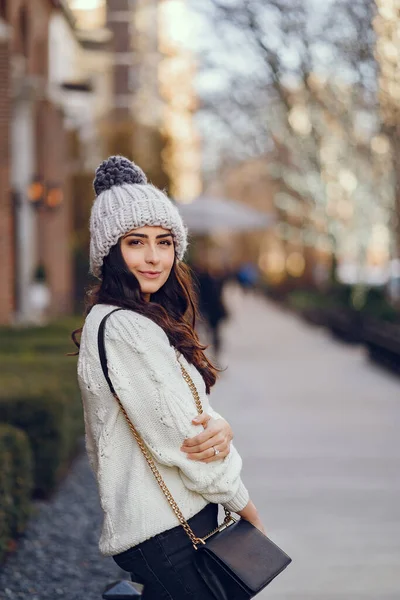 Şehirde beyaz kazak giyen tatlı bir esmer.