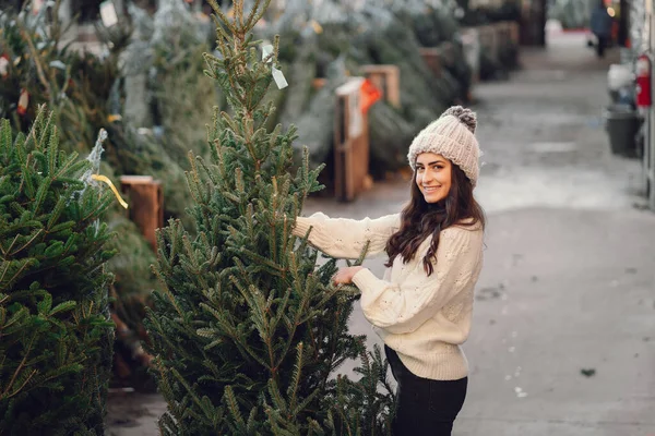 Beyaz süveter ve Noel ağacı içinde tatlı bir esmer.