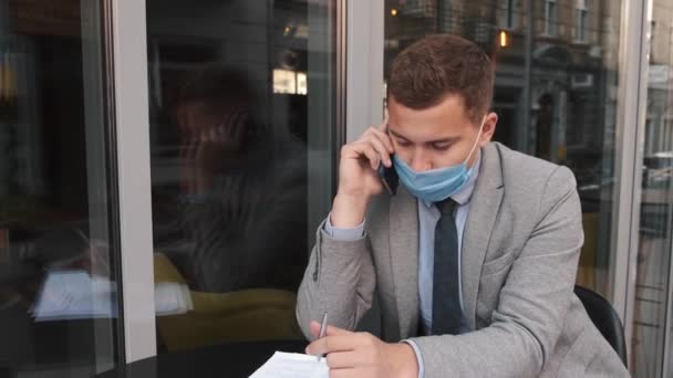 Ανεξάρτητος επιχειρηματίας με μάσκα που δουλεύει σε καφετέρια. — Αρχείο Βίντεο