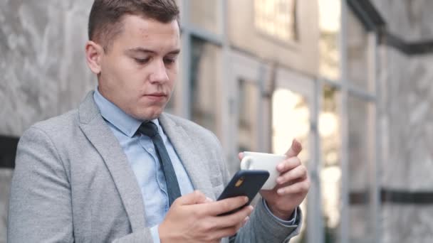 Obchodník na volné noze s kávou mluví po telefonu — Stock video