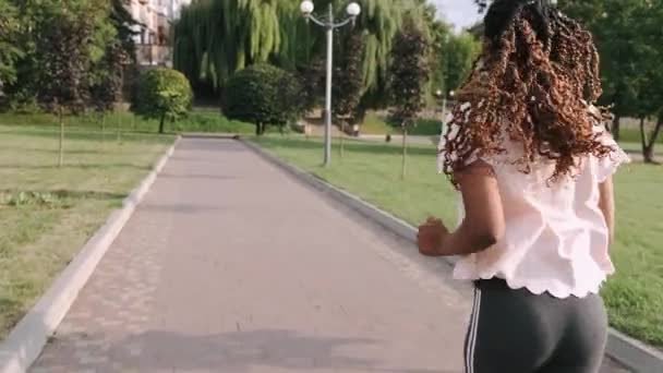 年轻活跃的非洲裔美国妇女在公园慢跑以保持健康 — 图库视频影像