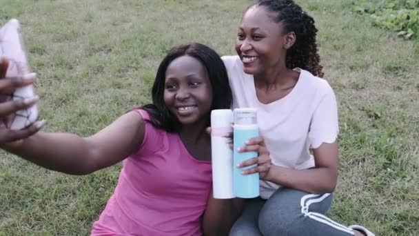 Afro-americanos mulheres desportivas sorrindo alegremente para a câmera e tirar foto selfie — Vídeo de Stock