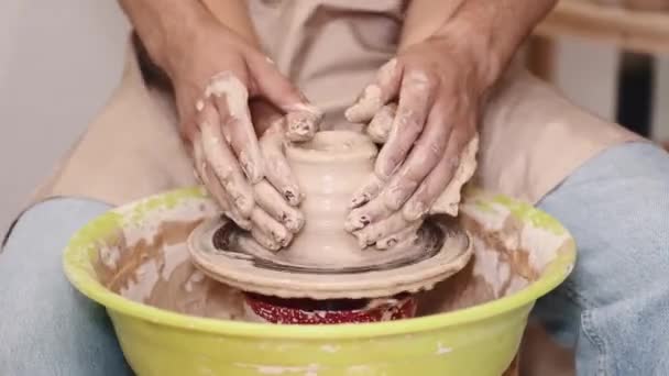 Ζευγάρι χέρια κάνοντας ένα δοχείο σε ένα εργαστήριο κεραμικής — Αρχείο Βίντεο
