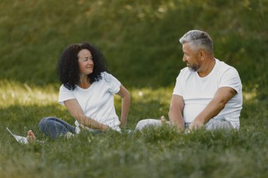 Mutlu yaşlı çift yoga yapıyor.
