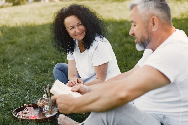 Glückliches älteres Seniorenpaar praktiziert Hindu-Praxis — Stockfoto