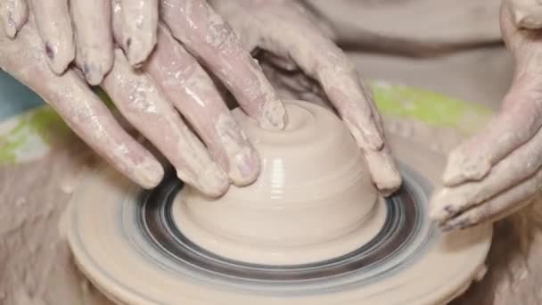 Пара рук, делающих горшок на мастерской по гончарному делу — стоковое видео