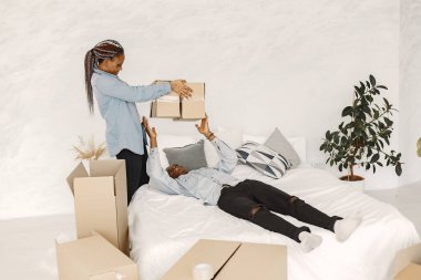 Kutuları olan çift yeni evine gülümsüyor.