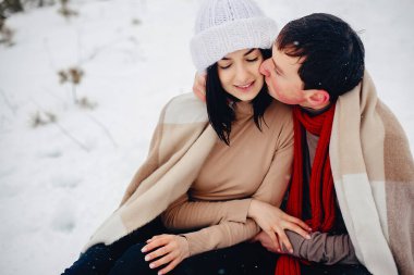 Sevgili çift kış parkında yürüyor.