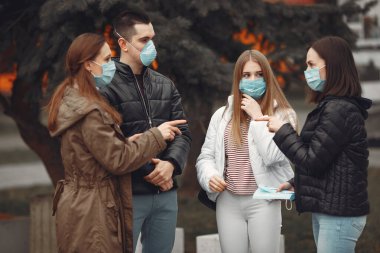 Gençler tek kullanımlık maskeleri dışarıya yayıyorlar.