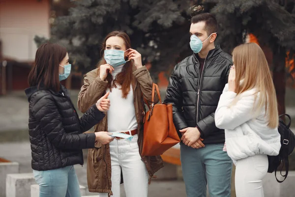 Los jóvenes están esparciendo máscaras desechables afuera —  Fotos de Stock