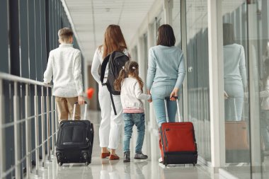 Havaalanındaki insanlar kendilerini virüsten korumak için maske takıyorlar.