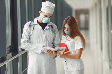 Maskeli doktorlar sorunu koridorda tartışıyorlar.