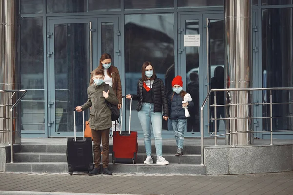 Οι ταξιδιώτες που φεύγουν από το αεροδρόμιο φορούν προστατευτικές μάσκες — Φωτογραφία Αρχείου