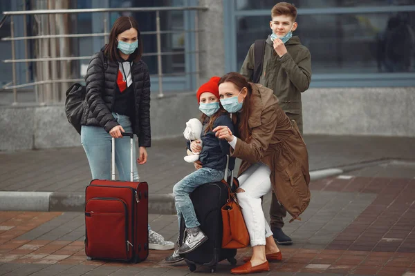 Ibu Eropa dalam respirator dengan anak-anak berdiri di dekat bangunan . — Stok Foto