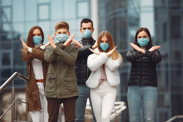 Jóvenes con respiradores cruzan las manos —  Fotos de Stock