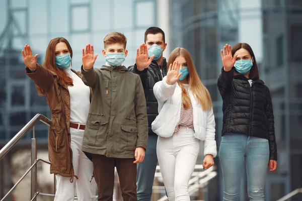 Las personas que usan máscaras protectoras están mostrando señal de stop por las manos — Foto de Stock