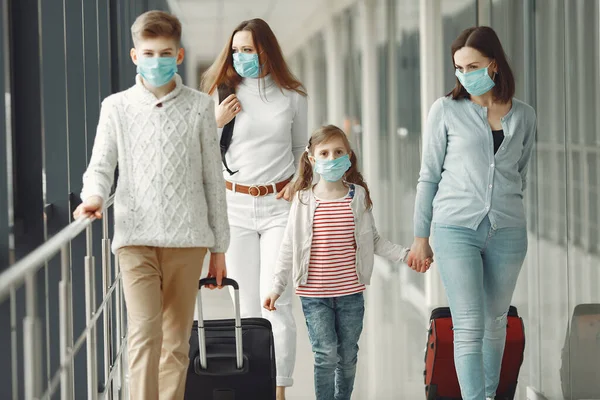 空港の人々は、ウイルスから身を守るためにマスクをしています — ストック写真