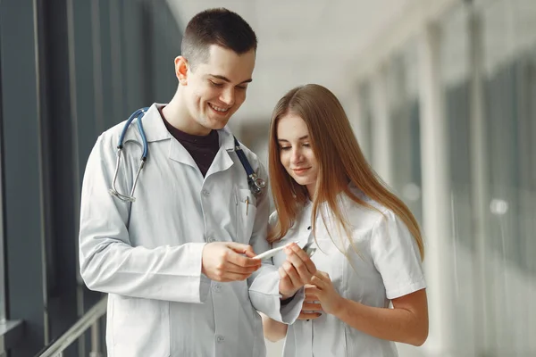 Doutor está compartilhando pílulas nas mãos de outro médico — Fotografia de Stock