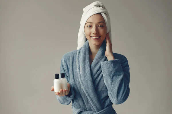 Menina bonita de pé em um estúdio com creme — Fotografia de Stock