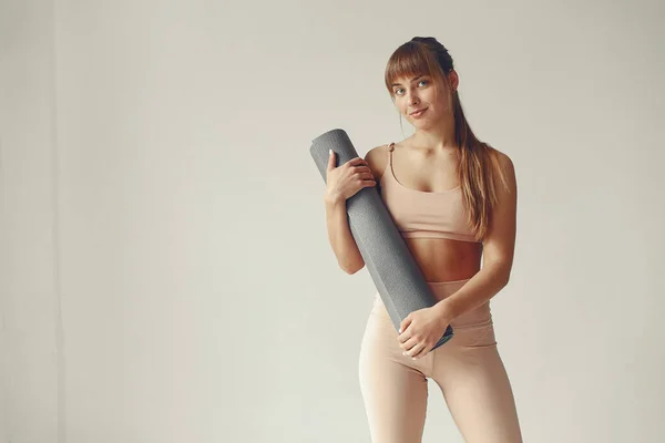 O fată frumoasă este angajată într-un studio de yoga — Fotografie, imagine de stoc