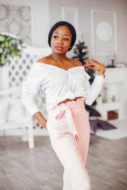 Noel süslemelerinde zarif siyah kız.