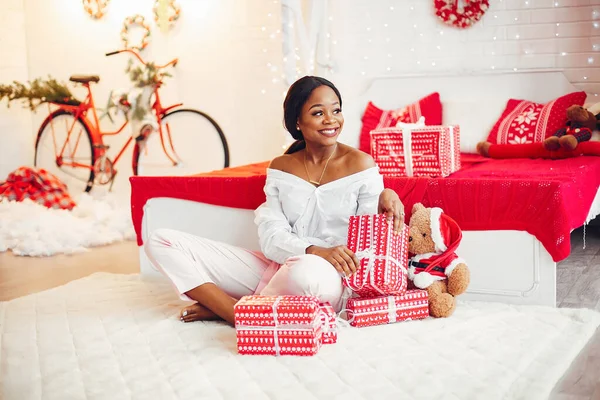 Элегантная черная девушка в рождественских украшениях — стоковое фото