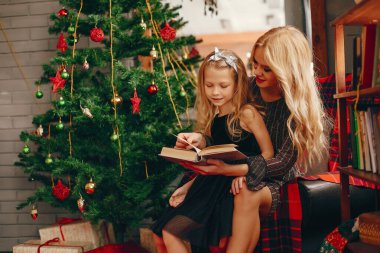 Evde güzel bir kızı olan bir anne.