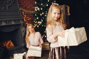 Evde güzel bir kızı olan bir anne.