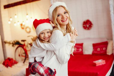 Evde güzel bir kızı olan bir anne.