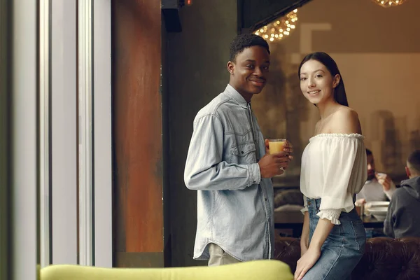 Internationales personnes debout dans un café avec du jus d'orange — Photo