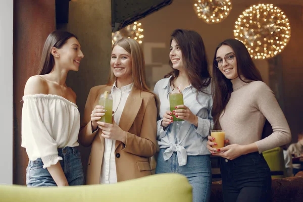 Eleganckie kobiety stojące w kawiarni i pijące koktajle — Zdjęcie stockowe