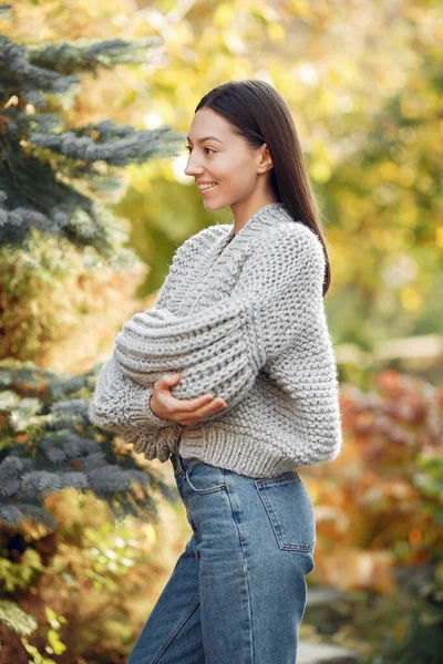 Fata într-un pulover tricotat în picioare pe copaci fundal — Fotografie, imagine de stoc