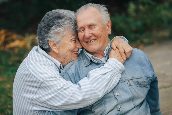 Hermosa pareja de ancianos pasaron tiempo juntos en un parque — Foto de Stock