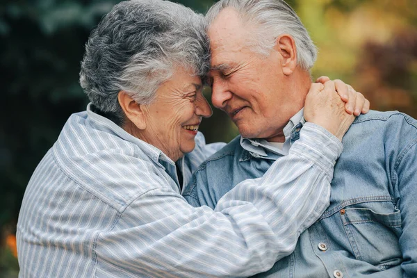 Hermosa pareja de ancianos pasaron tiempo juntos en un parque — Foto de Stock