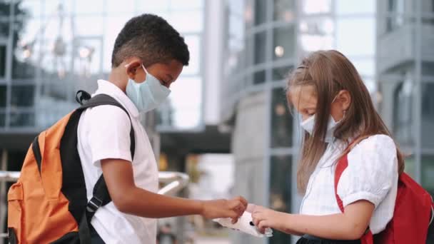 コロナウイルスのパンデミック時に手を消毒する子供たち — ストック動画