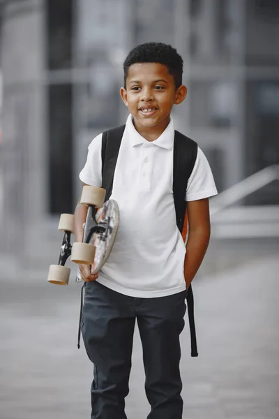 Ragazzo adolescente con uno skateboard — Foto Stock