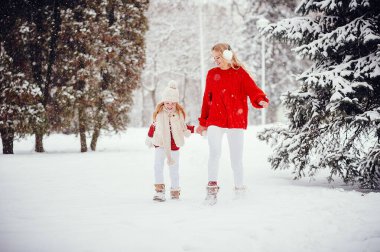 Anne ve kızı bir kış parkı