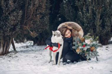 Güzel kadın bir köpekle oynamayı