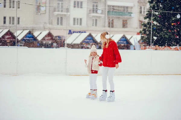 Família bonito e bonito em uma cidade de inverno — Fotografia de Stock