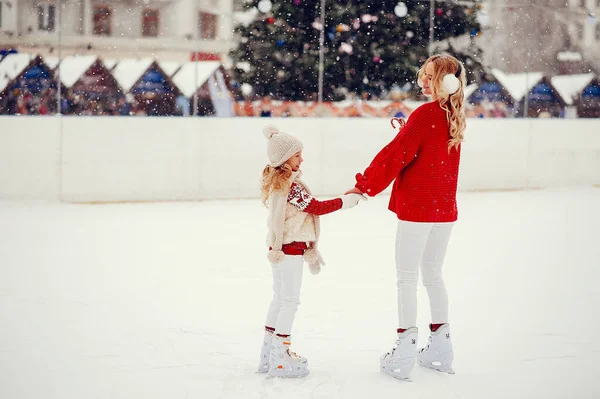 Família bonito e bonito em uma cidade de inverno — Fotografia de Stock